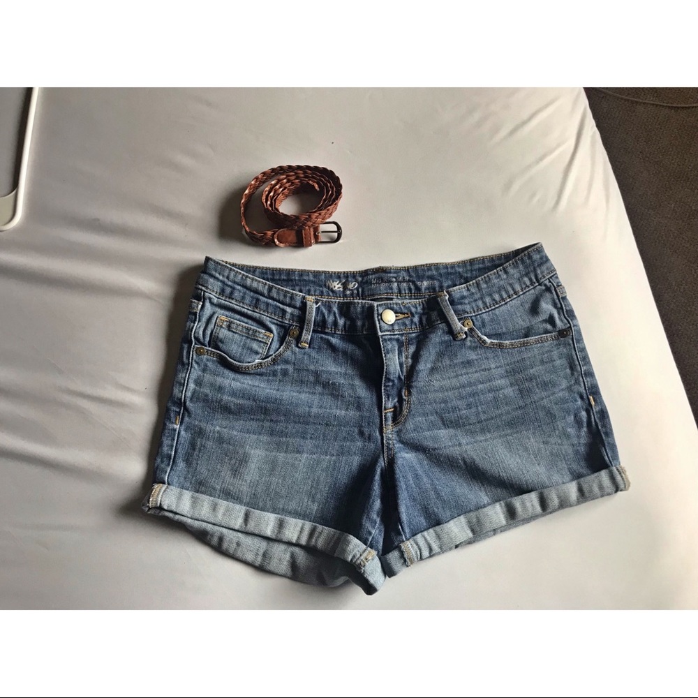 Jean short. ((free belt))
